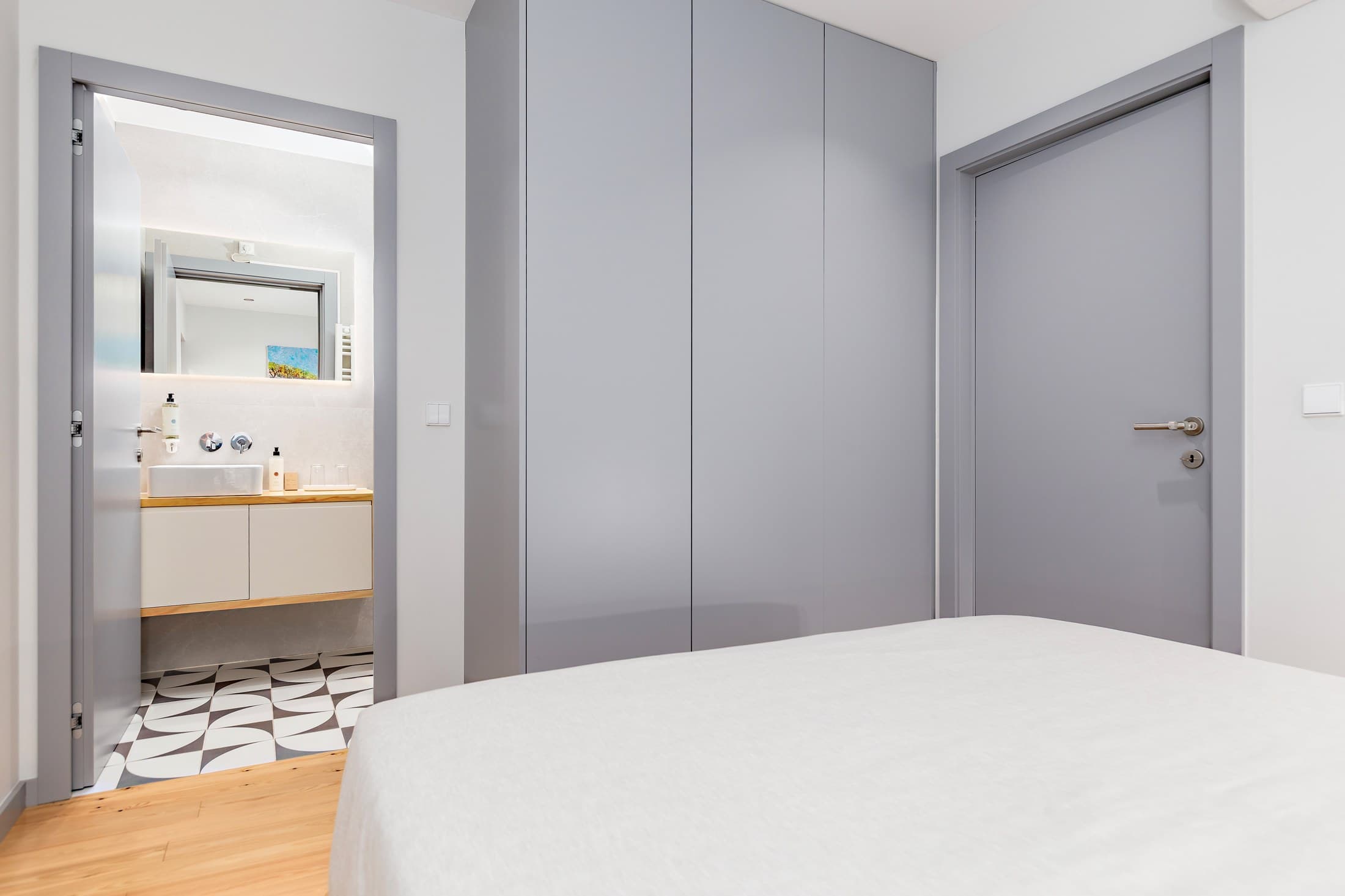 Quarto do Almada 505 com acesso visual a uma casa de banho.