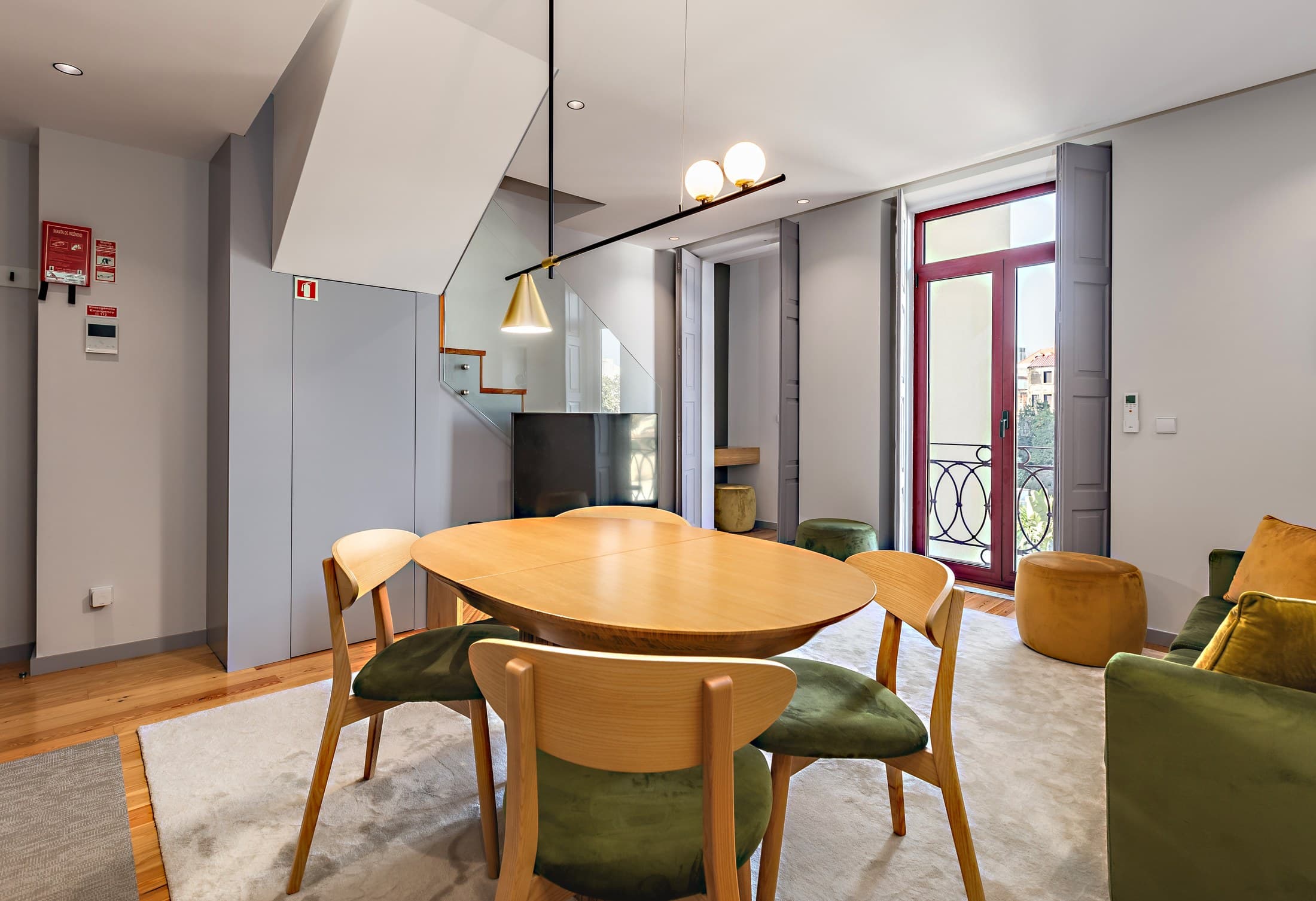 Zona de refeições do Almada 505 com mesa redonda e vista para a varanda.