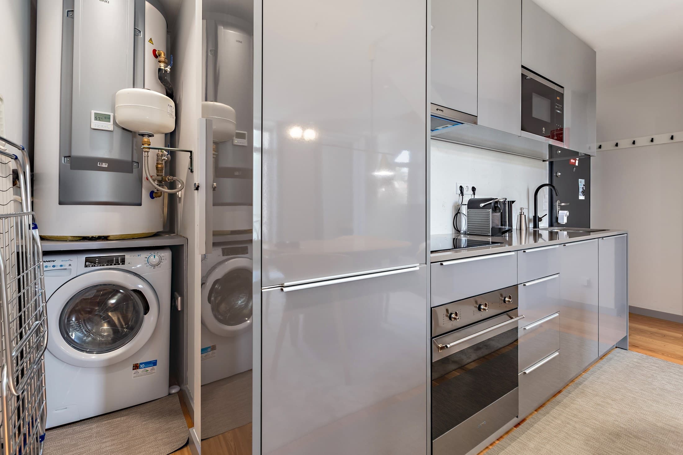 Cozinha equipada do Almada 505 com zona técnica integrada.