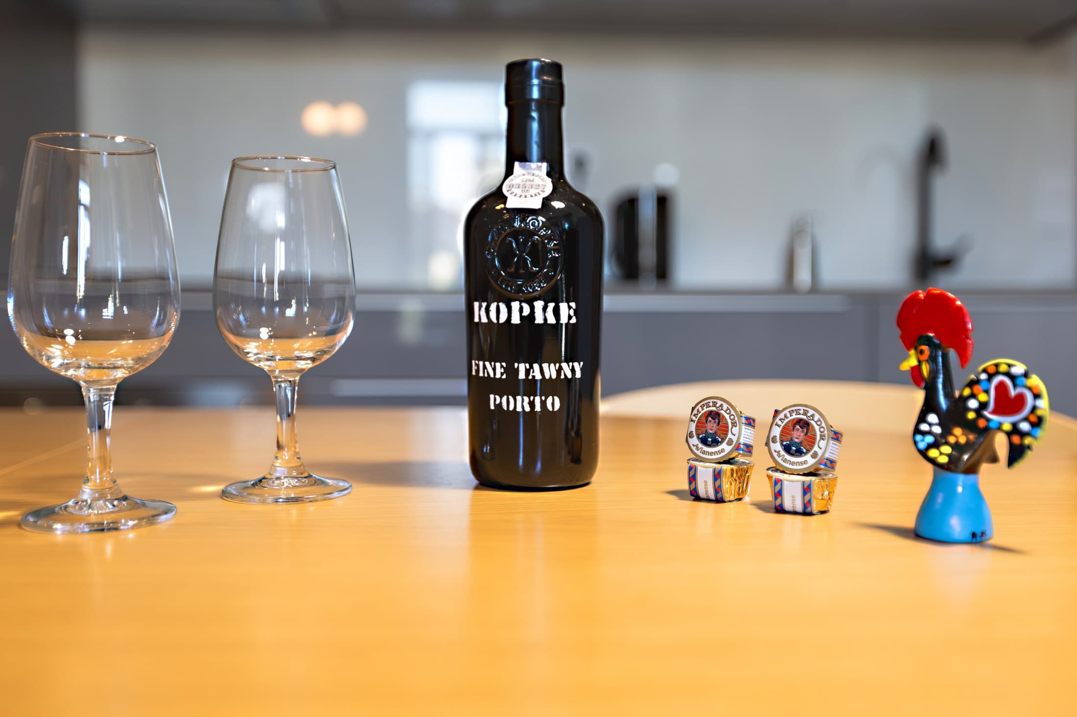 Detalhe acolhedor do Almada 505 com vinho do Porto e copos.